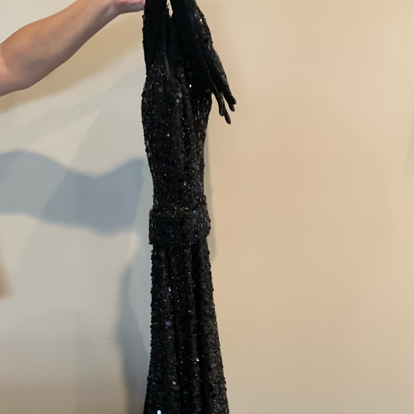 Beautiful shiny dress. - Picture 3 of 5